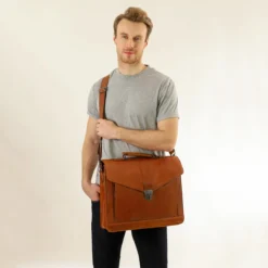 Eddy M. Bagagebærertaske Cykeltaske Skuldertaske Brun Læder 17 Eddy M. Bagagebærertaske Cykeltaske Skuldertaske Brun Læder -Taske Salgsbutik 2B10 20 2wpol model male3 1280x1280