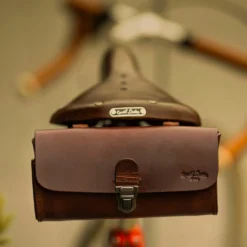 Raymond P. Sadeltaske Cykeltaske Styrtaske Siddetaske Sadel Taske Transporttaske Cykelkurv Cykeltilbehør Tyverisikring Brun Læder -Taske Salgsbutik 2G57 20 11 insta 1280x1280