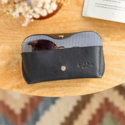 Cornelius Brilleetui Læderbrilleetui Læderetui Til Briller Sort Læder 12 Cornelius Brilleetui Læderbrilleetui Læderetui Til Briller Sort Læder -Taske Salgsbutik Insta Cornelius 2A113 33 2 R 2 1280x1280