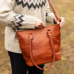 Therese Håndtaske Shopper Læderskuldertaske Med Lynlås Brun Læder 16 Therese Håndtaske Shopper Læderskuldertaske Med Lynlås Brun Læder -Taske Salgsbutik Insta Therese H14 19 1280x1280